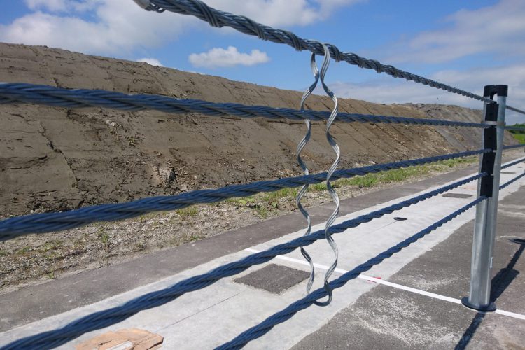 ワイヤーロープ式防護柵用連結材の写真